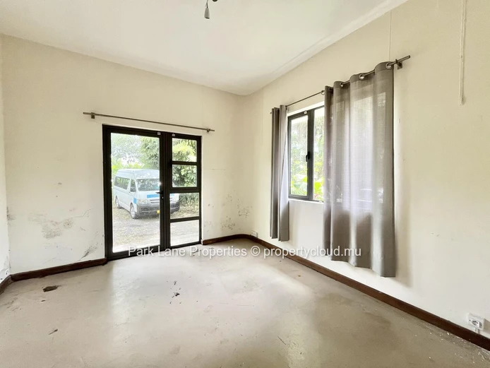 Two independent houses with commercial potential – Perfect for a large family or office space in Curepipe