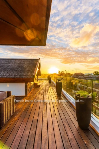 Superbe villa style chalet, 4 chambres en suites, piscine et jardin a grand baie chemin 20 pieds
