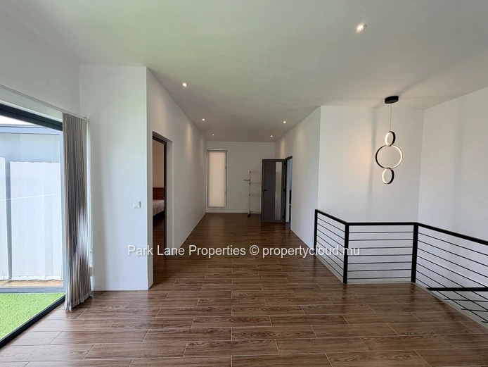 Belle maison contemporaine fraichement rénovée avec piscine