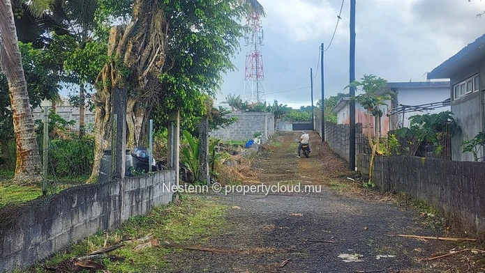 Discover this plot of land in Mont Ida 363.5 m² close to bus stop and shops perfect for your future project.
