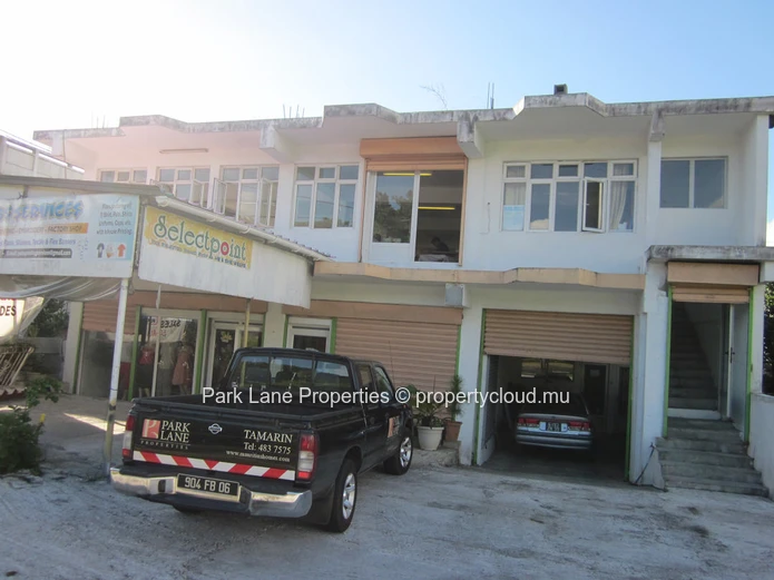 Situated on a busy road in Floreal