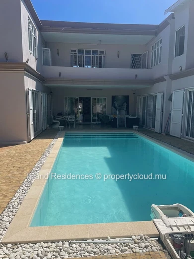 Très spacieuse villa tout confort avec 4 chambres, piscine et garage