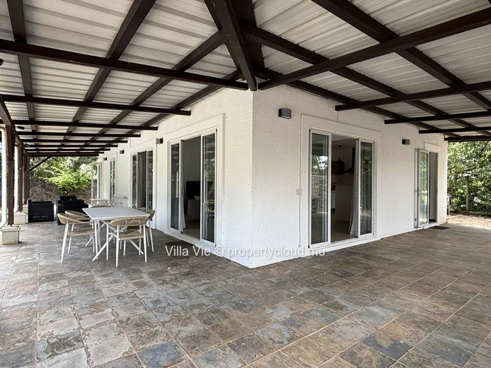 Roches Noires - 3-bedroom family home with swimming pool