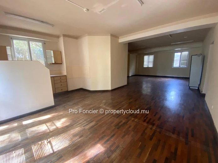 Charmant local commercial de 70 m² à louer à Trianon- Idéal pour spa, salon ou cabinet de bien-être