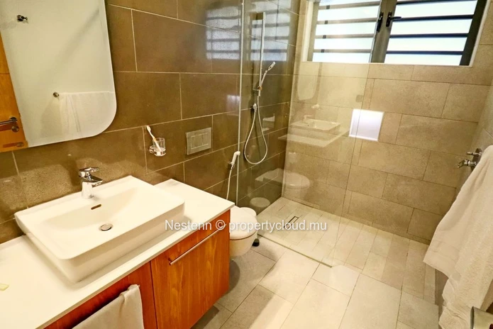 Appartement chic de 3 chambres en résidence sécurisée face à la plage