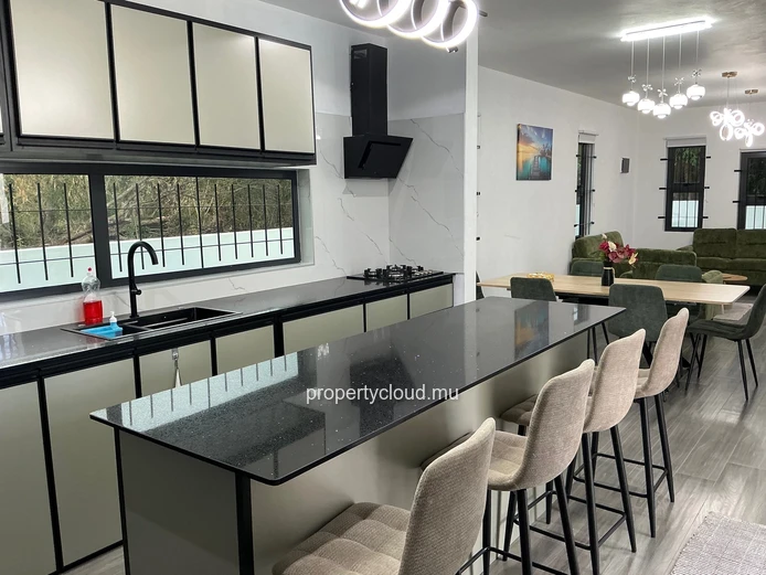 À LOUER – Superbe villa moderne avec piscine chauffée et couverte à Calodyne ?? Villa neuve de 200 m² – 3 chambres + ...