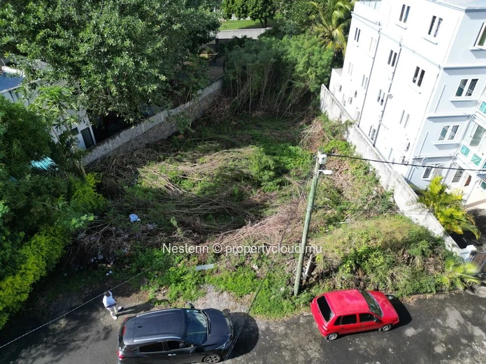 Terrain de 9 perches : Commodités intégrées près de la plage