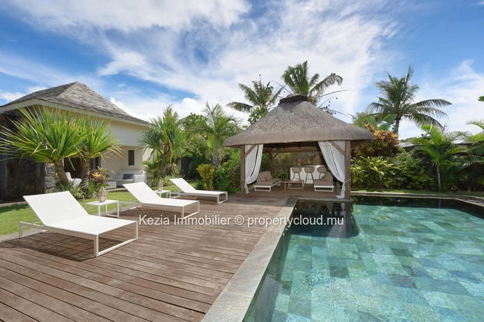 Lush Balinese villa with exceptional volumes