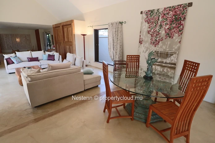Residential estate with 1 villa and 4 bungalows - With license. 
