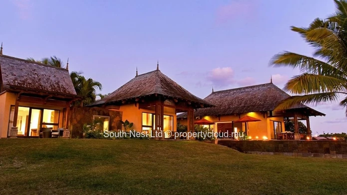 Sea-view villa with beach access