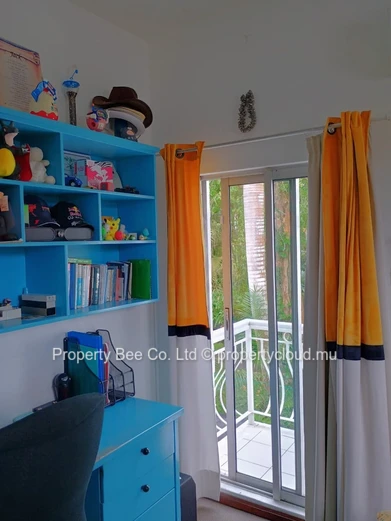 Maison dans morcellement célèbre = Proximité d'avenue Nalletamby