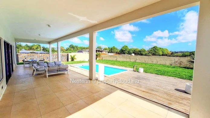Villa familiale moderne de 4 chambres dans un beau jardin