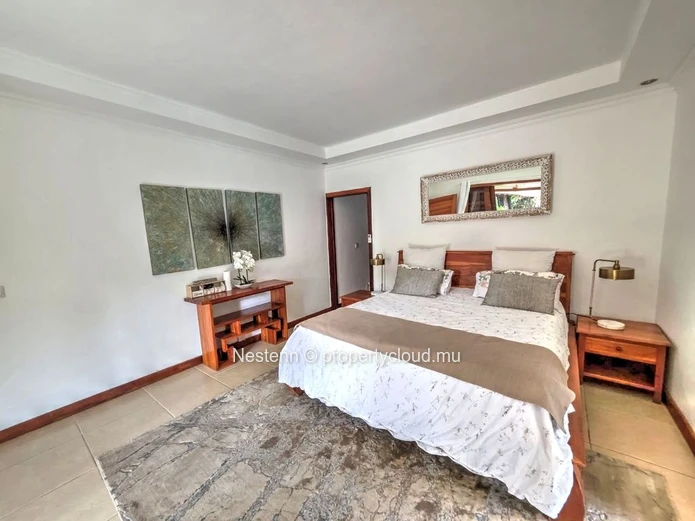 Spacious 5-bedroom villa in exclusive secured residence 
