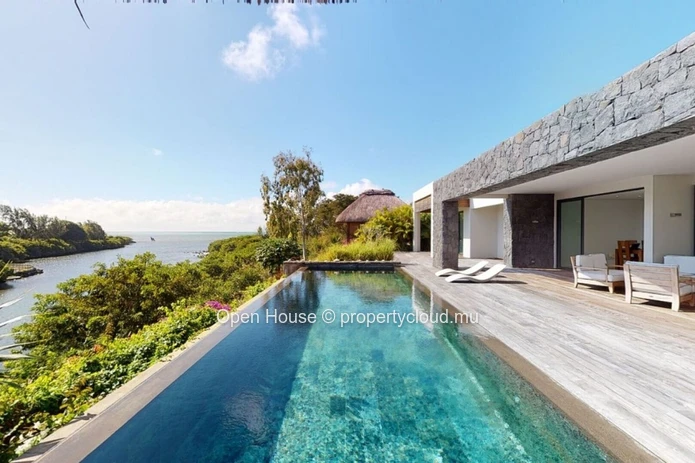 Luxury Villa, Ocean Front, Golf, 4 bedrooms, 4 bathrooms, swimming pool. Accessible at foreigners.