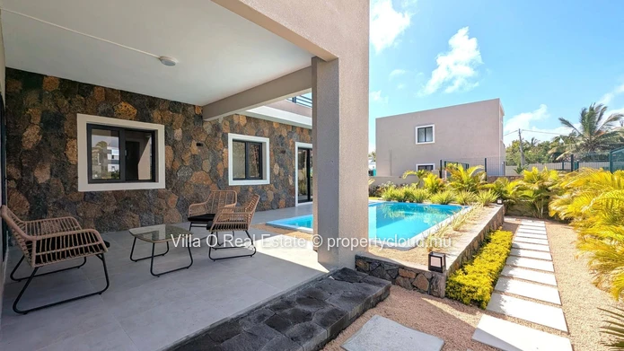 Dans une toute nouvelle résidence sécurisée, exclusive, avec un superbe jardin commun de 2000 m2, jolie maison avec j...
