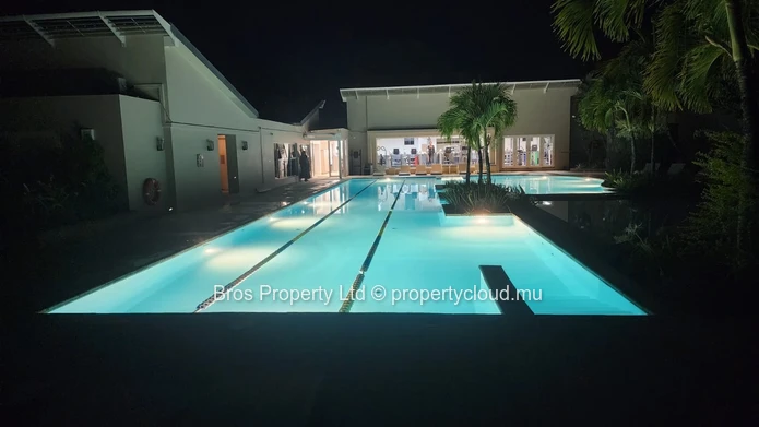 Luxueuse et moderne maison de ville de 4 chambres à louer à 90 000 Rs/mois - Azuri, Roches Noires