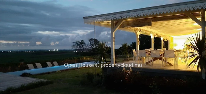 Exceptional Mauritian villa in Colonial and Creole style on Piton. An infinity pool and a breathtaking view.