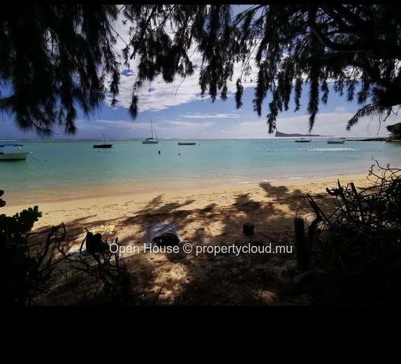 Residential land for sale in Bain Boeuf, Pereybere. 1,302m², seafront, sea view, close to amenities. Rs.
