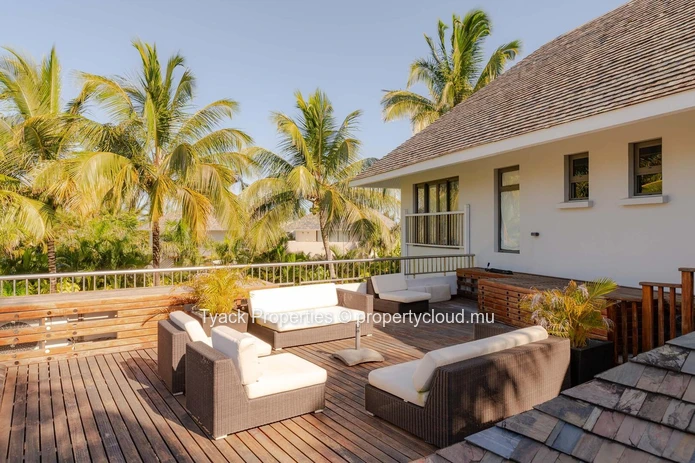 Exquisite 6-Bedroom Villa with Golf & Resort Privileges