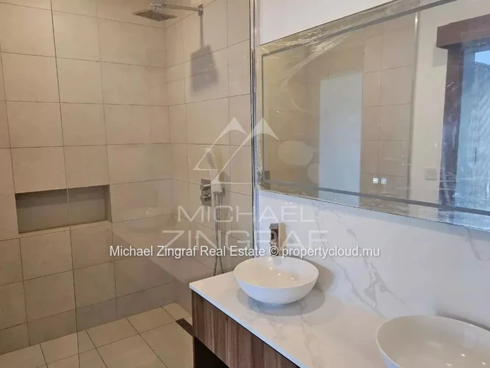 3 bedrooms Garden-Level Apartment in Pointe aux Canonniers