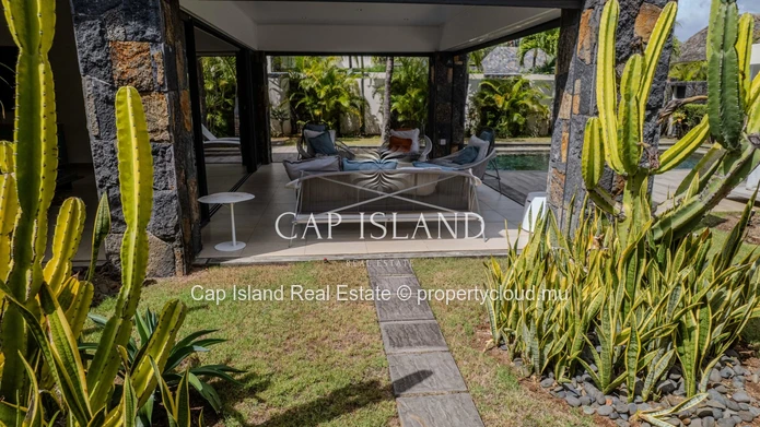 Tropical luxury in a 5-bedroom villa