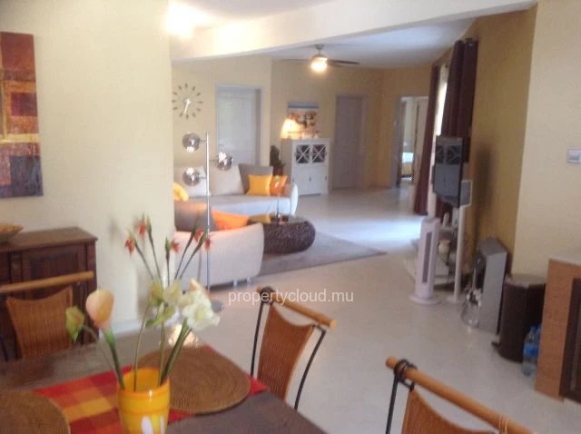 Grande villa neuve de 2990p2 comprenan 6 càc à Calodyne