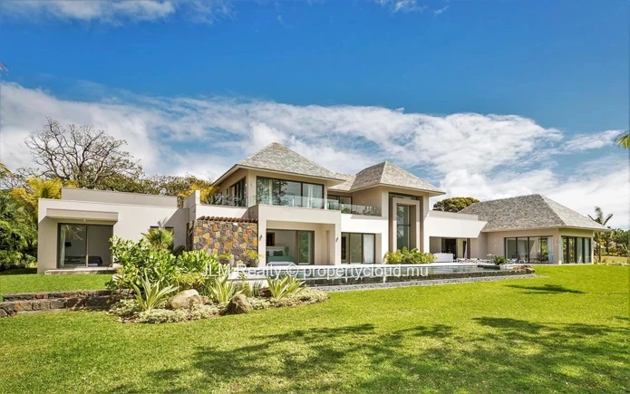 Luxurious villa for sale in a golf estate on the east coast of Mauritius