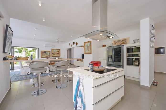 RES villa, accessible to non-Mauritians, for sale in Grand Baie, 362m² of living space, 1,185m² plot, 4 bedrooms, off...
