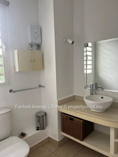Maison meublée 4 chambres avec bureau à louer à Moka