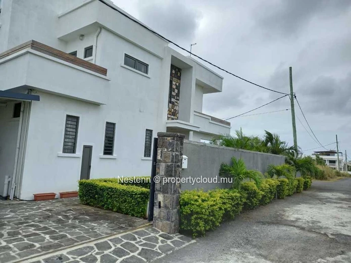 Beautiful 4-bedroom villa with private pool & rooftop 