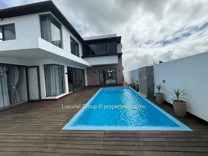 Elegant 4-Bedroom Ensuite Villa with Pool & Rooftop