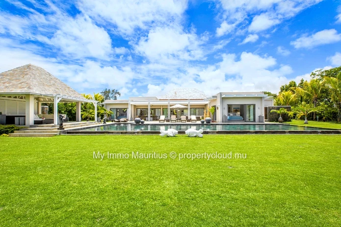 Luxurious contemporary 4-bedroom villa - Prestigious estate!