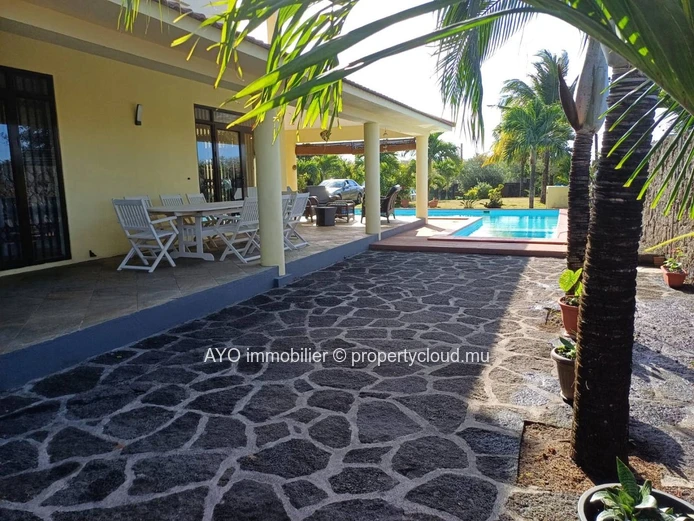Beautiful 4 bedroom villa with pool and huge garden in Calodyne