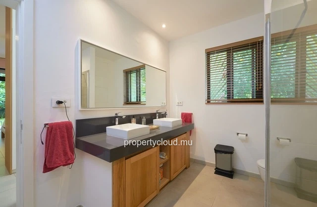 A vendre appartement en rez de jardin à Pointe Aux Canonniers accessible aux etrangers.