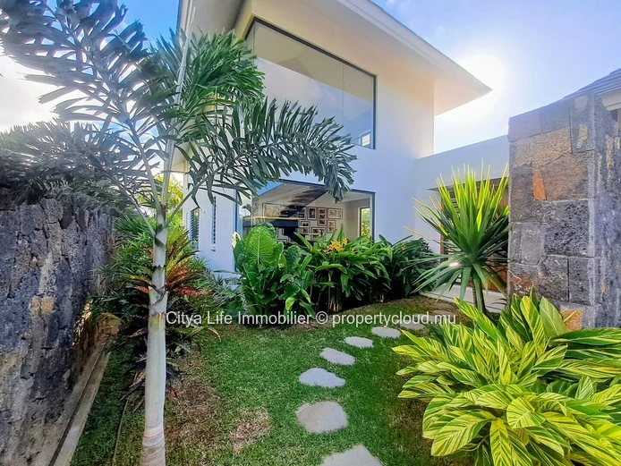 Luxury 3-Bedroom Villa with Private Pool in Mont Choisy