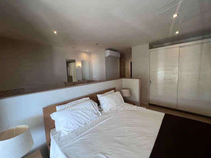 Penthouse pieds dans l'eau, vue panoramique sur la mer et la plage de trou aux biches, 3 chambres en suite. Piscine.