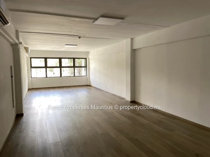 Unité de bureau open space lumineuse et fonctionnelle de 56 m² sur la côte ouest