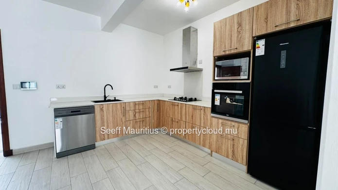 Bel Appartement Modernisé de 3 Chambres  à Quatre Bornes