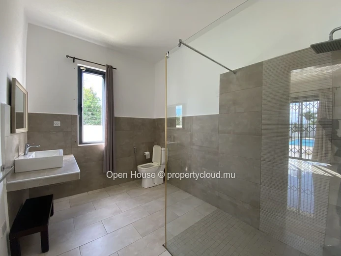 Villa meublée 3 chambres avec piscine à louer à Péreybère