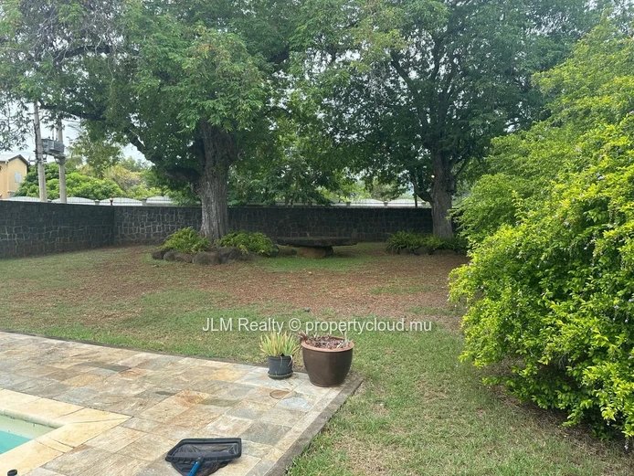 Villa à louer à Rivière Noire – Île Maurice | Résidence sécurisée avec accès mer