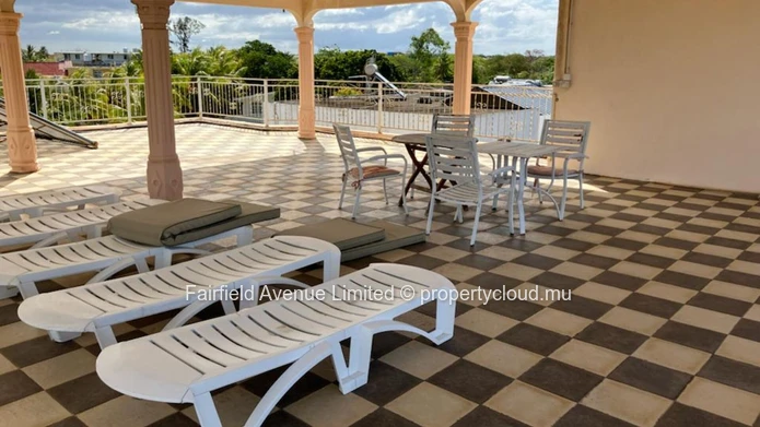 Appartement à louer à Grand Baie avec piscine commune, vue mer du balcon d'en haut. Prix : Rs 25 000