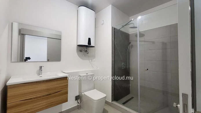 Appartement moderne d'une chambre à coucher à l'Avenir avec vue sur la montagne, balcon, climatisation et parking séc...