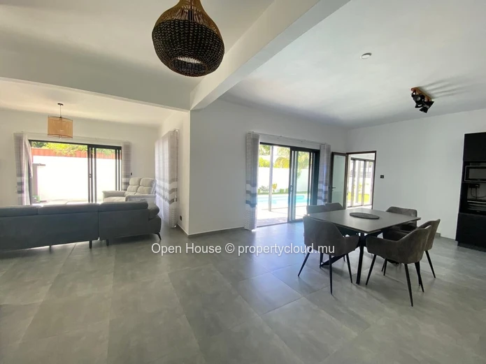 For rent in Calodyne, beautiful furnished villa on a 475m² plot. This new property offers 3 en-suite bedrooms, a priv...