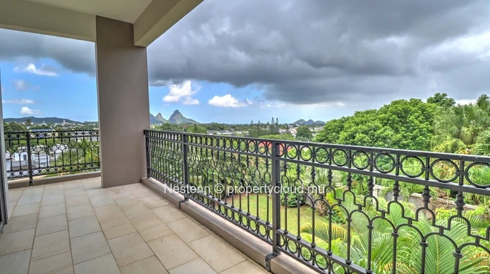 Modern single-storey villa with 6 bedrooms close to amenities.