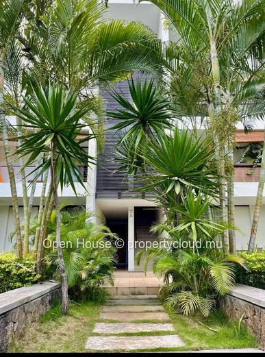 À vendre : Appartement R+2 - meublé, climatisé, cuisine équipée, dressing, terrasse 30m². Piscine commune, jardin, pa...
