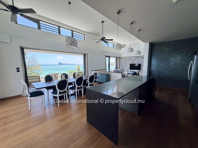 Luxury Beachfront Penthouse in Pereybere – Panoramic Ocean Views of Coin de Mire