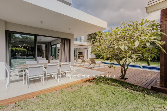 VILLA IRS à vendre à Mont Choisy, 485m² habitables, terrain de 750m², 4 chambres, piscine privée, Golf, services LP i...