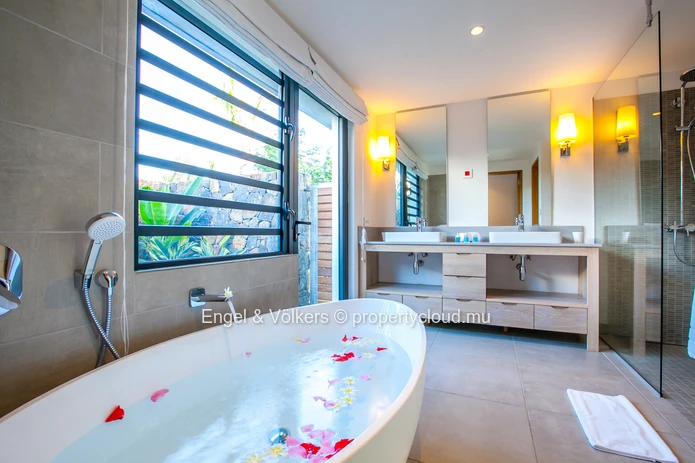 Elelgant 3-Bedroom Villa with Private Pool on the West Coast