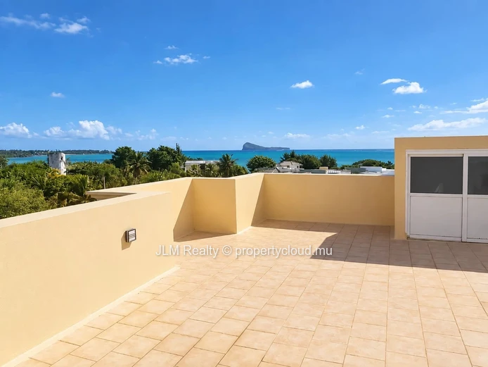 For sale: Seafront villa with walking access to the beach in Calodyne, Mauritius