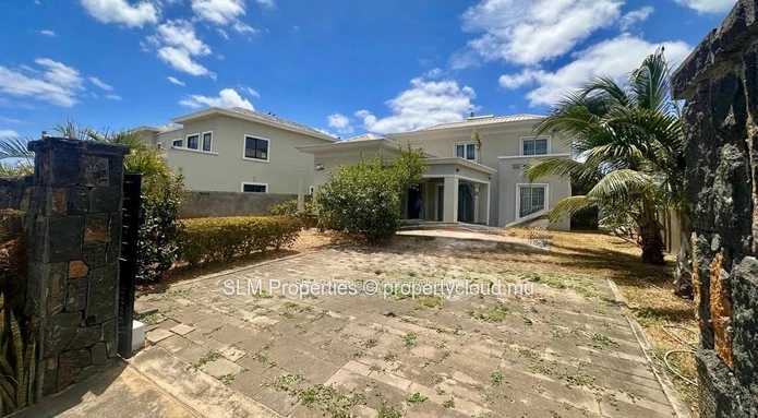 Maison moderne de 3 chambres à vendre à Bambou